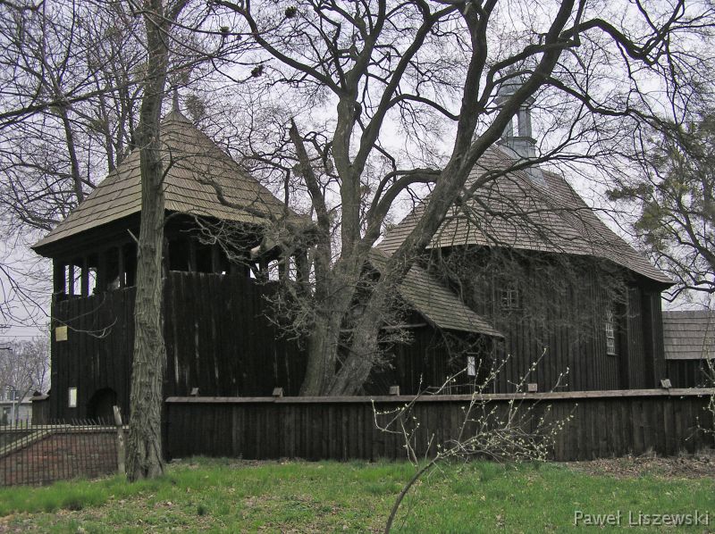 P4235213 Kościół w Kucharkach  - drewniany kościół pod wezwaniem Świętej Trójcy.  Zabytek klasy 