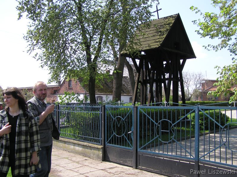 P5035340 Kościół w Kucharach - drewniana dzwonnica