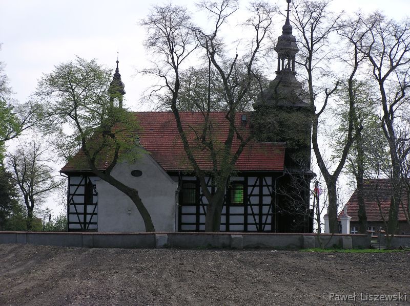 P5035353 W Jedlcu, w części, zwanej Starą Wsią, wznosi się drewniany kościół, jednonawowy, konstrukcji szkieletowej, pod wezwaniem św. Floriana, zbudowany w latach 1745-53.