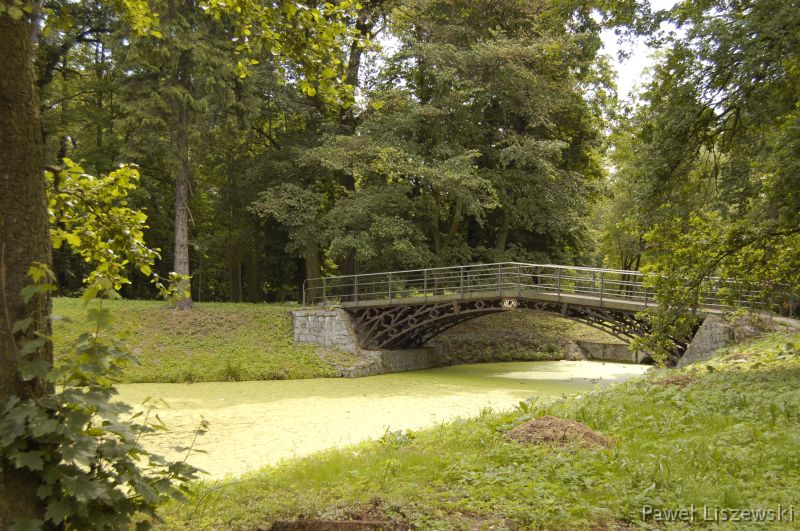 czerwiec-28 Park w Opatówku. Żeliwny mostek z 1824 roku.