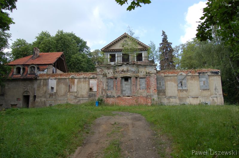 czerwiec-46 Ruiny dworu w Żydowie. Wokół dworu zdewastowany park o powierzchni 3,49 ha,  założony w XVIII wieku.