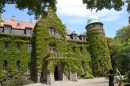 czerwiec-11 Sobótka - pałac von Stieglerów z lat 1898-1899, eklektyczny, w stylu neorenesansowo-secesyjnym z dwiema wieżyczkami, basztą i wieżą, opleciony dzikim winem.