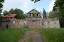 czerwiec-46 Ruiny dworu w Żydowie. Wokół dworu zdewastowany park o powierzchni 3,49 ha,  założony w XVIII wieku.